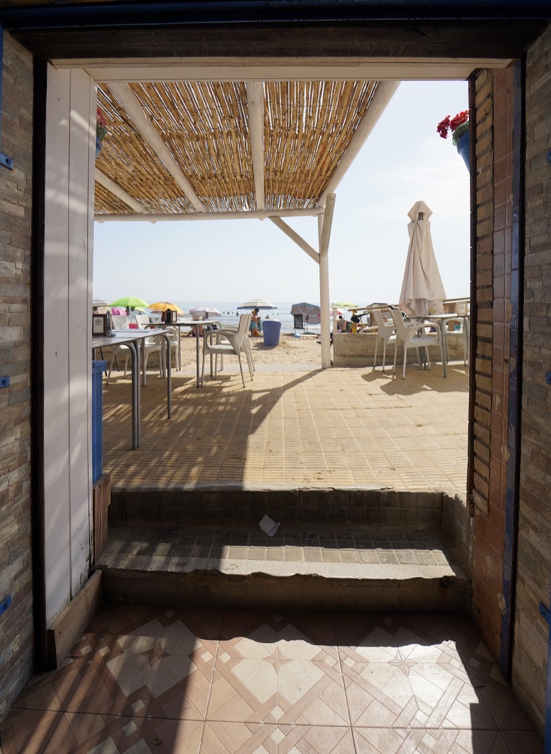 Vista desde el interior hacia la playa