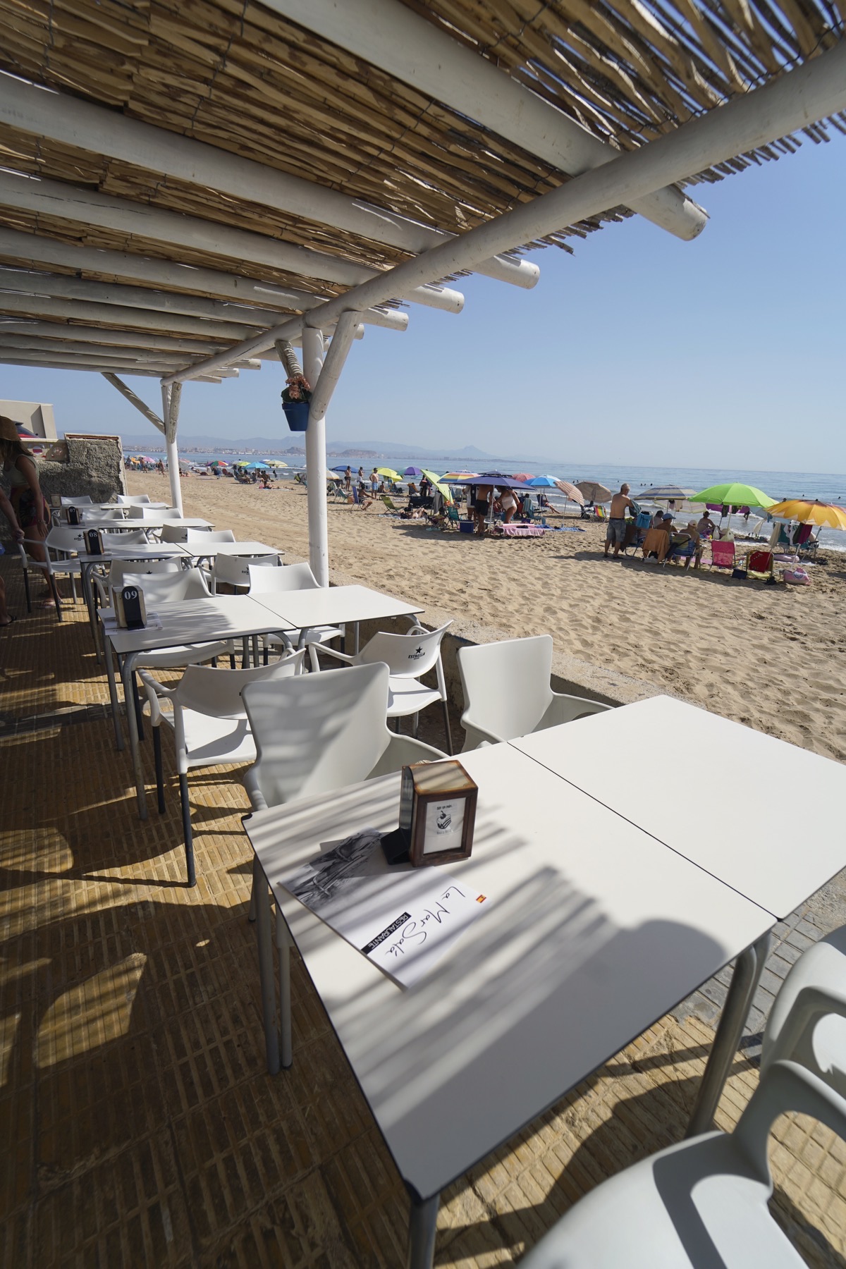 Terraza La Mar Salá junto a la playa