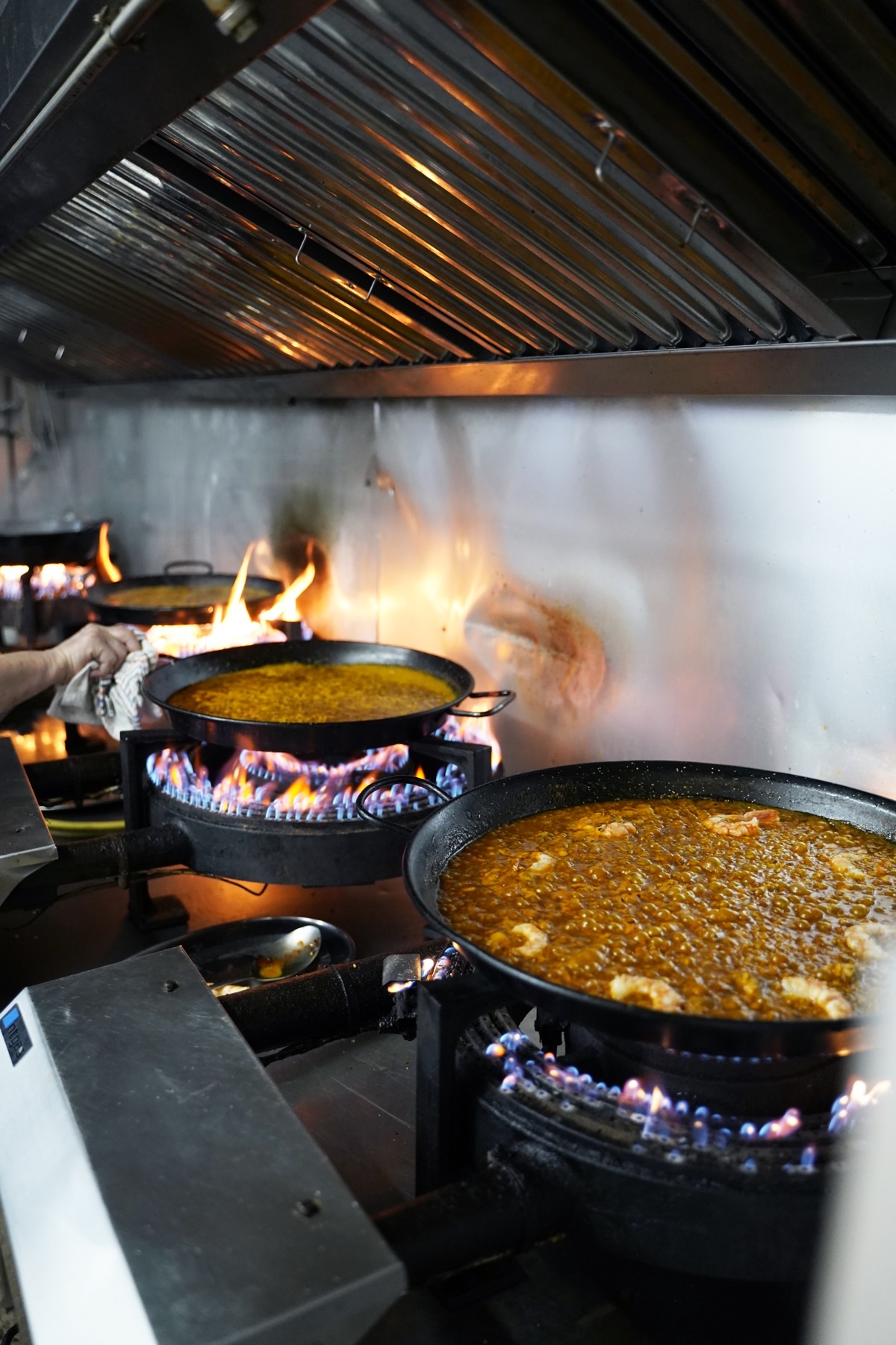 Paellas cocinándose a fuego vivo