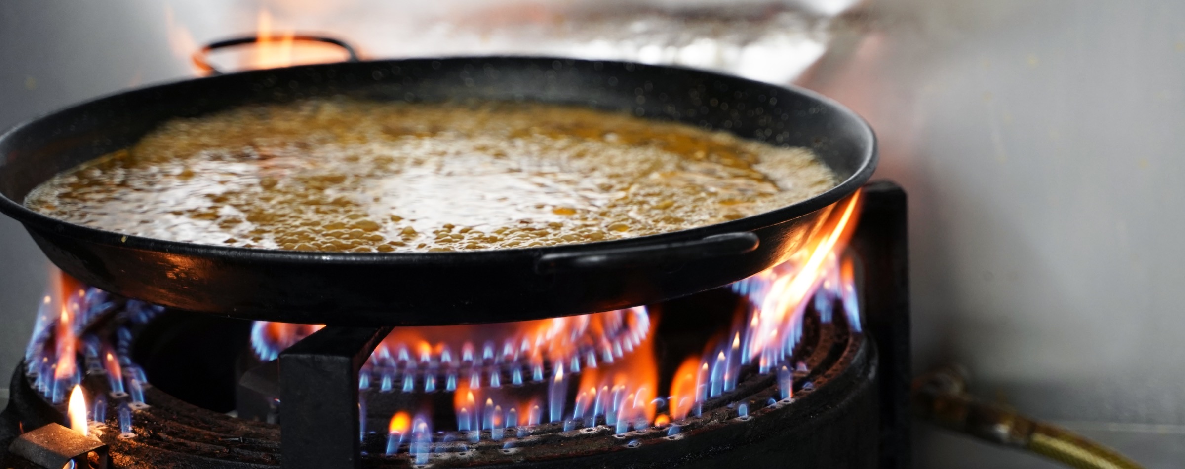 Paella cocinándose a fuego vivo