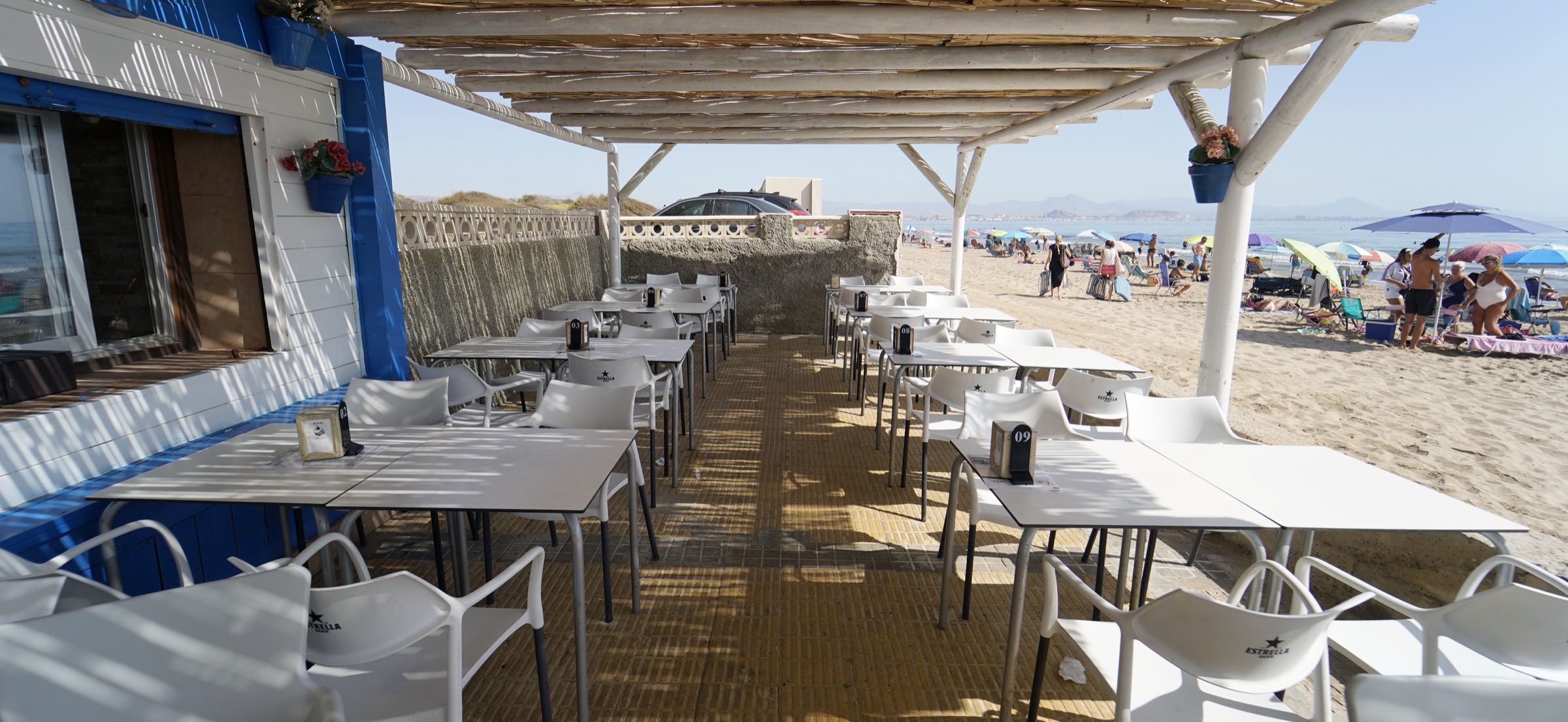 Terraza La Mar Salá al borde del mar